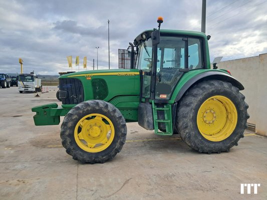 Farm tractor John Deere 6520 - 1