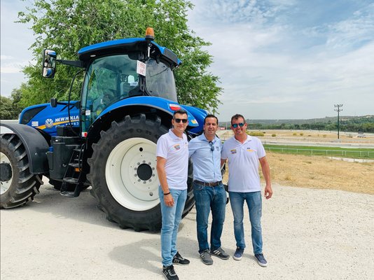 ITT CM93 Entrega un New Holland T7.245 Side Winder en el Hipódromo de la Zarzuela